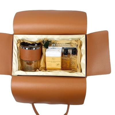 China Leather Hand Carrying Business Gift Set Toothpaste Shower Gel Shampoo Soap Cup Sleeve for sale