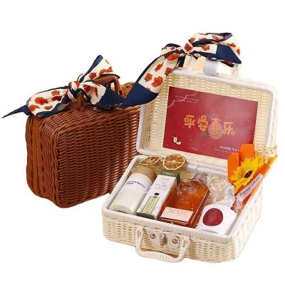 China Alumni Relations Practical Wedding Gift for Best Friend Handheld Vine Weaving Basket for sale