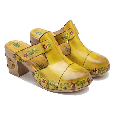 China Moda Amarela Sandálias Femininas Floral T-Strap Ladies Leather Clogs Sandálias à venda