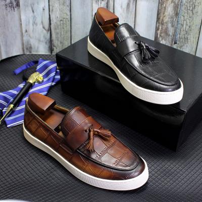 China Calçado de salto baixo para homens Slip On Tassel Calçado preto / castanho para homens Calçado casual de couro genuíno à venda