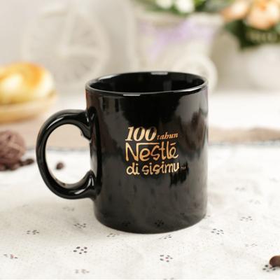 China Micro-ondas cerâmica relativa à promoção 301-400ml seguro das canecas de café do logotipo real preto brilhante do ouro à venda