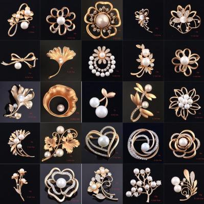 China Popular High Quality Pearl Brooch With Zircon Christmas Brooch Pin Unisex Alloy for sale