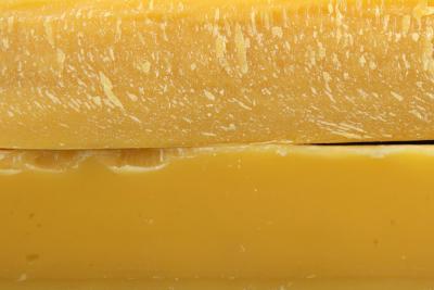 China High Refined Natural Yellow Beeswax Block 25kgs/Bag Packing GMP Approved for sale