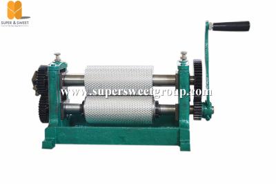 China 195mm Beeswax Foundation Machine Hand Operated Roller Length Size Customized for sale