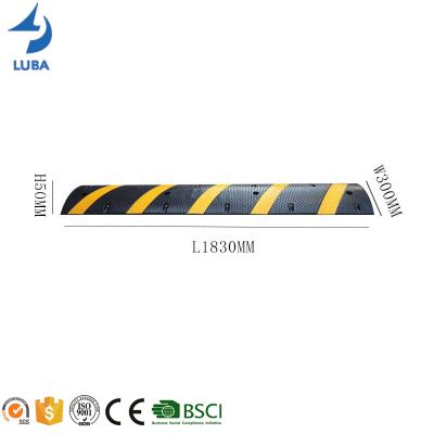 China New Durable Integral 6 Foot Speed ​​Bump Reflective Rubber Bump 1830*300*50mm For Road Safety for sale