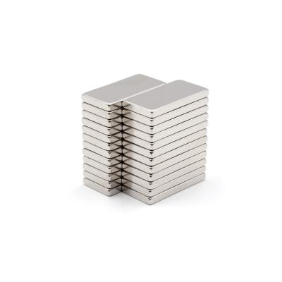 China Industrial Magnet Rare Earth Neodymium Magnetspermanent Square Strong Magnet 10 x 3 mm N35 x 40 Block Magnets Te koop