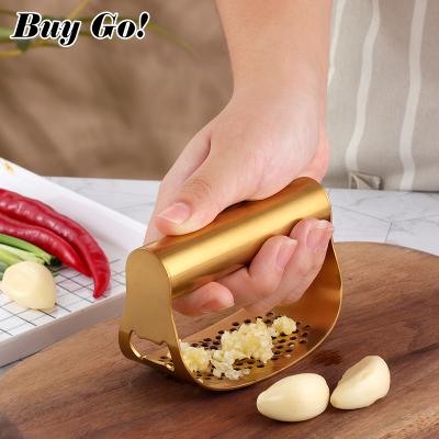 China Sustainable Sustainable Vegetable Tools Stainless Steel Garlic Press Ginger Rocker Chopper Garlic Crusher for sale