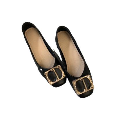 China Cheap Cost-effective Leather Flat Comfortable Soft Unique Sandals Mature Women's Shoes Fashionable Sneakers for sale