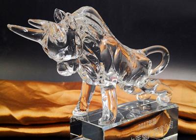 Cina Le figurine animali della mucca di cristallo modellano per l'ufficio/decorazioni domestiche in vendita