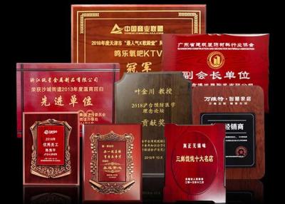 China Recuerdos de madera sólidos del soldado del grabado de la placa 3D del escudo con la caja de cuero en venta