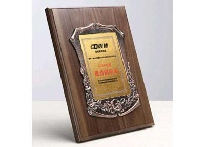 China La placa de madera conmemorativa del escudo 930 gramos crea la decoración del metal para requisitos particulares para los premios en venta