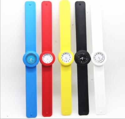 China Cheap Water Resistant Factory Price Kid Watch Dad Wholesale Promotional Handclock Silicone Quartz Slap Relojes OEM for sale