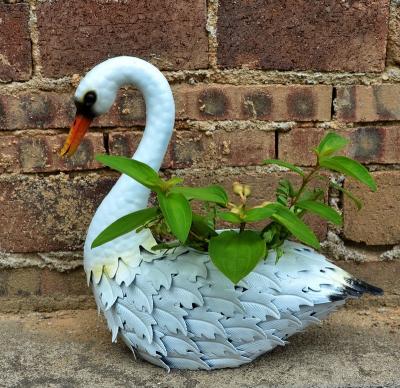 China Cute Swan Design Metal Swan Garden Animals Garden Decoration Outdoor Flower Planter Pots for sale