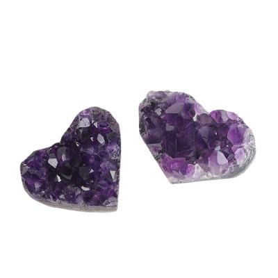 China Healing Wholesale Natural Stones Heart Europe Amethyst Group Rough Heart Crafts for sale