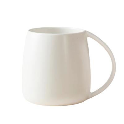 China Sustainable Custom Ceramic 180z Mug In Porcelain With Silicone Lid Coffee Tumbler for sale