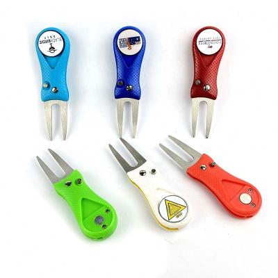 China Hook Customized Stainless Steel Golf Marker Throwing Clod Repair Switchblade Tool for sale