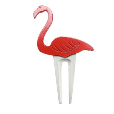 China Promotional Bulk Bird Shaped Vivid Flamingo Golf Accessory Shaped Metal Golf Digging Repair Tool Bulk Golf for sale