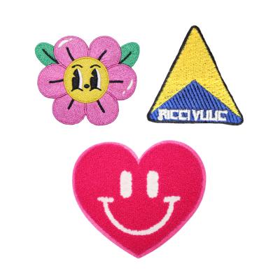 China 3D Experienced Maker Custom Iron On Heart Flower Logo Applique Woven Plain Clothes Embroidery Patch for sale