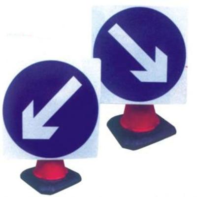 China New Design Hot Sale Road Safety Blue Signage Arrow Traffic Signage Post And Meanings Street Cones for sale