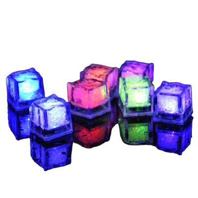 Cina Automatic Color Changing Crystal Cube Water Ice Cube Bar Plastic Drinks Flash Led Christmas Decoration Light Wedding Party in vendita