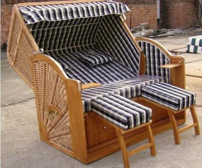 China Outdoor PE Rattan Roofed Beach Chair & Strandkorb With Wood And Rattan Frame for sale