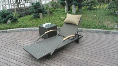 Cina Chaise-lounge moderna di Sun del rattan, chaise-lounge piegante con la Tabella di tè laterale in vendita