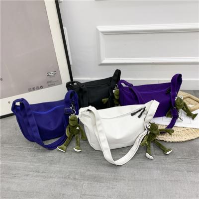 China 2022 New Version Fashion Korean Japanese Wild Trend Student Large Capacity Messenger Canvas Bag for sale