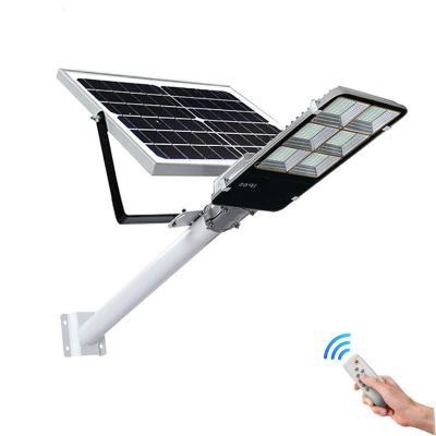 Cina ROAD Flyinglighting 300w 100w 150w 200w led solar dusk to dawn solar powered street lights IP65 in vendita