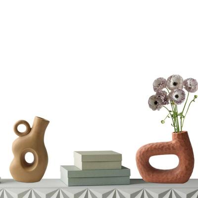 China Redeco Design Popular Ware Ceramic Vases Living Room Decorate Vase Luxury Irregular Minimalist Vase Ceramic Vases For Home Decor for sale