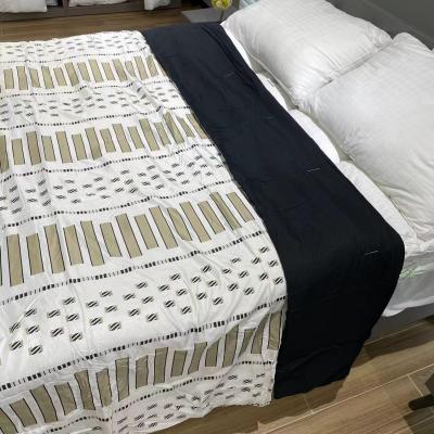 China Light Customized Lightweight Black Printing Reversible Quilted Down Alternative Comforter Summer Comforter Cover for sale