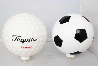 China Het Glasfles van Tequila van de voetbalbal met de Gradiënt van T Cork Screw Cap Full Coating het Schilderen Te koop