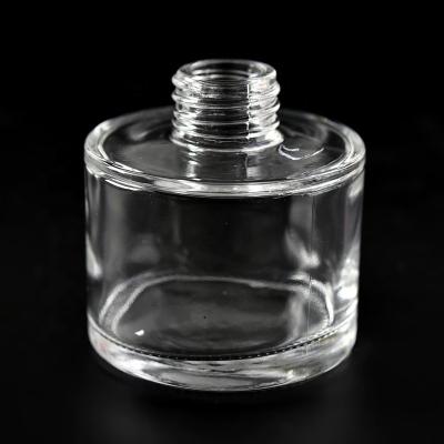 China Personal Care 150ml Round Glass Reed Diffuser With Silver Screw Caps for sale