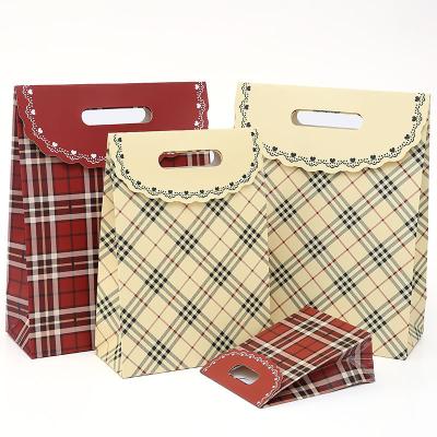 China Recyclable in stock red and yellow paper plaid gift bag for sale