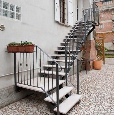 China High Quality Indoor Wrought Iron Staircase for Outdoor Shape Tread Wood Stairs for sale