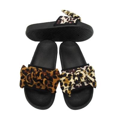 China Fashion Trend Women's PVC Bow Slippers Women's Winter Fashion Leopard Slippers Bedroom Plush Slippers for sale