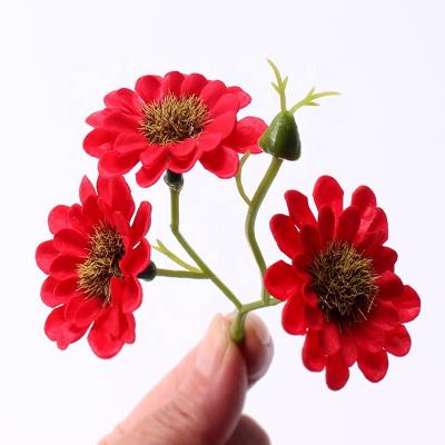 China Beautiful Colorful Artificial Flower Gerbera jamesonii Christmas Bouquet Gift Box with Small Wildflowers Chrysanthemum Soap Flowers for sale