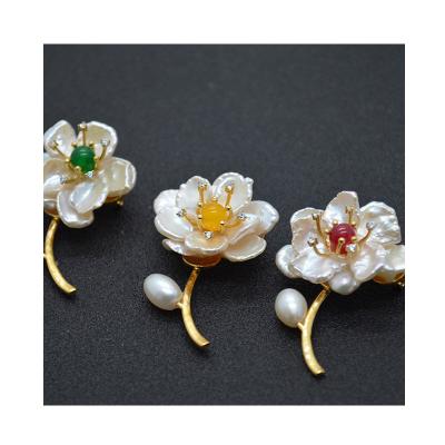 China Brass Natural Color Freshwater Pearl Petal Shaped Baroque Pearl Flower Handmade Brooch for sale