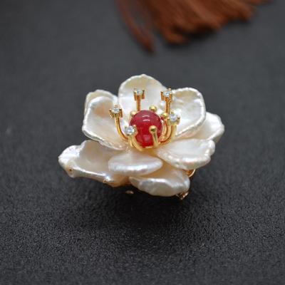 China Brass Natural Freshwater Pearl Pearl Flower Petal Baroque Brooch for sale