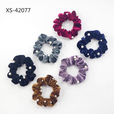 China Pretty Girl Good Quality Velvet Pearl Scrunchies Fabric Hair Accessories Hair Elastic Band Scrunchies for sale