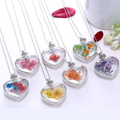 China Amazon Hot Sale High Quality Dried Flower Necklace Fashionable 18k Gold Plated Heart Photo Pendants Dried Flower Necklaces for sale