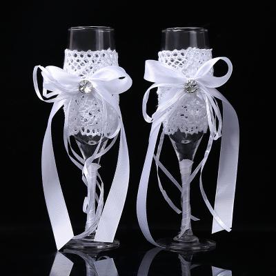 China Europe 2pcs Personalized Bride and Groom Wedding Favors Goblet Champagne Flutes and Cake Server Glass Toasting Set for sale