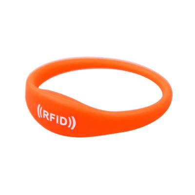 China Factory Price NFC 13.56Mhz Programmable Waterproof / Waterproof RFID Wristband Silicone Passive Wristband for sale