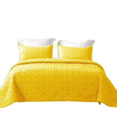 China Home Hot Sale Customized Ultra Soft Microfiber 3 Piece Star Quilted Bed Cover Set in Yellow, Queen for sale