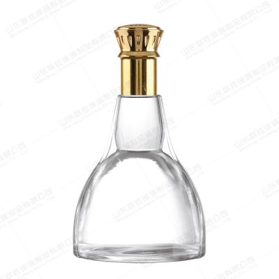 China Crystal Liquor Glass Bottle Wine Whisky with Screw Metal Cap Clear Glass Base Material for sale