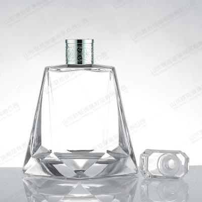 China Clear Glass Crystal Decanter Set Perfect for Storing and Serving Beverages for sale