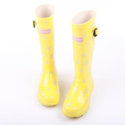 China Waterproof rain boots wellingtons colored rain boots fashion rubber water shoes for sale