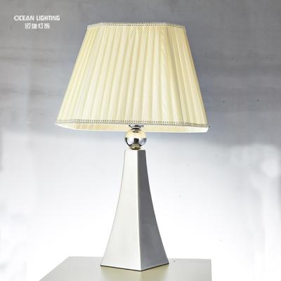 China Modern Small Office Fabric Hotel Decorative Table Lighting Classic Nordic Bedside Study LED Crystals Table Lamps for sale