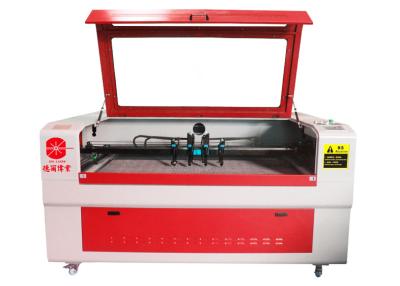 China O CNC de alta velocidade 4 150W principal da máquina de corte do laser das sapatas para o delicado encheu o brinquedo à venda