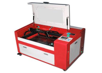 Κίνα 2 επικεφαλής CNC Engraver του CO2 υλικών επιτραπέζιων ρόλων υφάσματος τέμνον με το ράφι τροφών προς πώληση