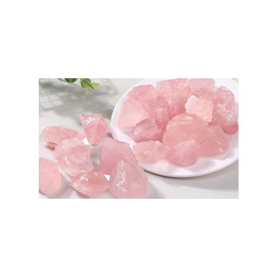 China Folk Rose Crystal Stone Irregular Quartz Art Crystal High Quality Wedding Decoration for sale